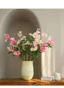 Dettaglio della composizione di fiori di begonia artificiali in vaso, decorazione ideale.