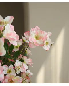 Dettaglio fiore di begonia artificiale primo piano, petali rosa bianchi, delicato arredamento