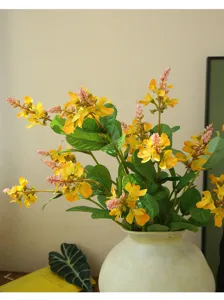 Primer plano de rama de flor de gorrión amarilla artificial, adorno de decoración floral.