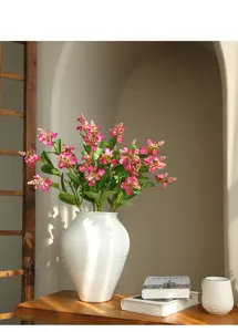 Flores artificiales arreglo floral de delphinium rosa en jarrón de cerámica blanca