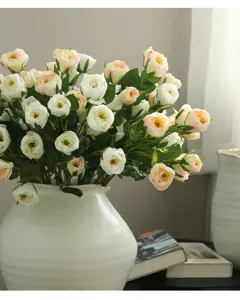 Bouquet de fleurs artificielles rose céramique décoration intérieure détail art floral