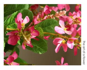 Detalle de flor artificial, tallo floral rosa decorativo para la decoración interior del hogar.