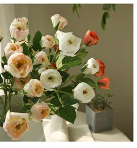 Gros plan détaillé de bouquet de roses artificielles pour décoration intérieure colorée.
