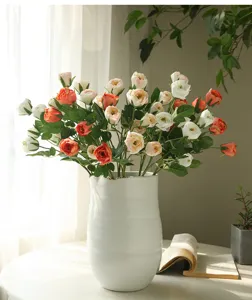Vue détaillée de la composition florale artificielle de sept têtes de roses gemmes en vase.