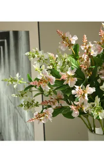 Primer plano de detalles de delicadas flores artificiales rosas y blancas para una decoración del hogar.