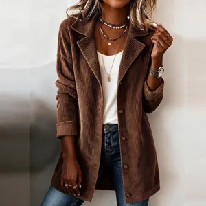 Élégante veste blazer marron en velours côtelé pour femme, beau détail de vêtement extérieur.