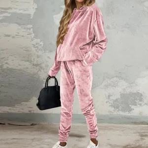 Detailaufnahme eines kuscheligen pinken Samt-Hoodie-Sets mit weicher Stoffstruktur.