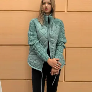 Gedetailleerd overzicht van het dames mintgroene gewatteerde gebreide patchwork vest.