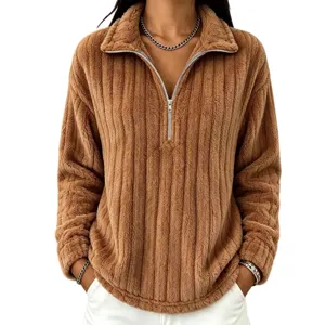 Felpa marrone soffice con zip corta, colletto in piedi e texture a costine verticali.