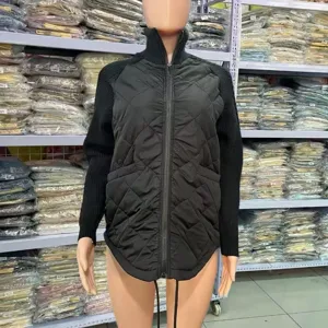 Zwarte gewatteerde jas met gebreide mouwen en opstaande kraag voor dames detailweergave.