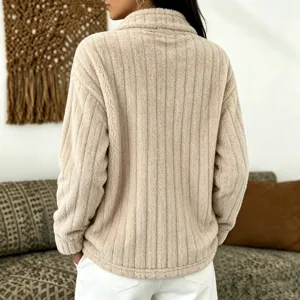 Dettaglio felpa in peluche a costine, top casual a manica lunga accogliente per donne.