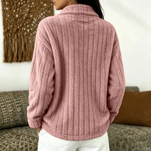 Vista dettagliata della felpa in peluche a costine rosa con morbida trama soffice e design.