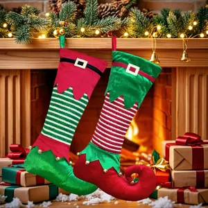 Chaussettes de lutin de Noël avec cloches, joli décor suspendu rayé pour cheminée et sapin.