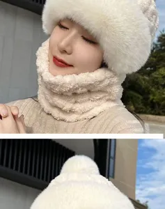 Gros plan du set d'hiver pour femme bonnet en peluche chaude et cache-cou beige.