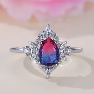Atemberaubender Ring mit Farbverlauf Tropfen Edelstein Krone und glänzenden Zirkonia Steinen.