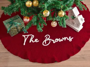 Falda para árbol de navidad de punto rojo con bordado blanco personalizado para fiestas.