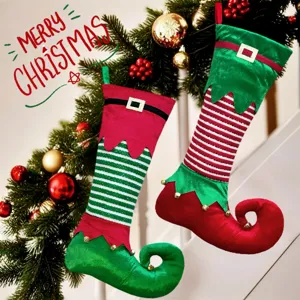 Chaussettes de lutin de Noël avec cloches et rayures, décoration de vacances parfaite.
