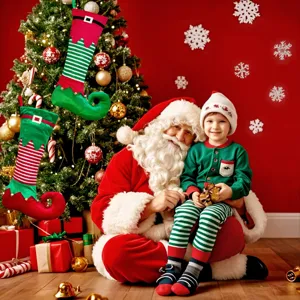 Chaussette de lutin de Noël avec clochettes, charmante déco suspendue rayée rouge et verte.
