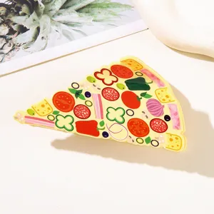 Gros plan d'une jolie pince à cheveux en acrylique en forme de pizza avec des motifs amusants.