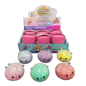 Set de juguete antiestrés squishy con cuernos de ciervo y purpurina navideña en cajita.