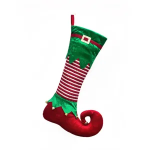 Détail en gros plan du bas de Noël elfe rouge et vert avec cloches et bout recourbé.