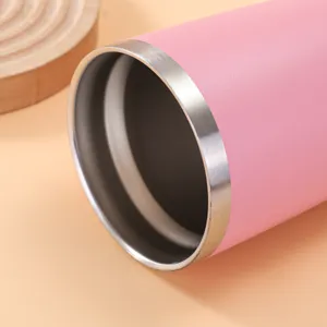 Dettaglio bicchiere termico in acciaio inox 20oz, bel bordo rosa verniciato.