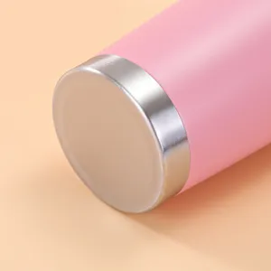 Primo piano dettagliato del fondo in acciaio inossidabile e del corpo rosa di una tazza termica.