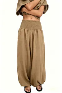 Détails du pantalon sarouel femme en lin et coton taille haute avec ceinture élastique smockée.