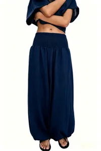 Vue détaillée du pantalon lantern pour femme en lin bleu marine taille haute smockée.