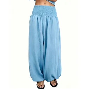 Détail pantalon sarouel smoké taille haute, belle vue rapprochée pantalon bleu clair.