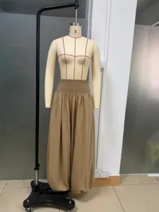 Vue détaillée du pantalon lantern décontracté en coton lin taille haute pour femmes.