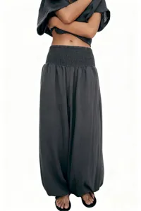 Pantalon sarouel gris foncé en coton et lin taille haute smockée, vue détaillée.