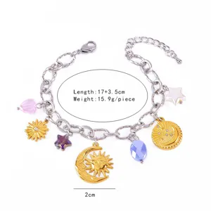 Vista dettagliata del bracciale con ciondoli bicolore in acciaio inox con sole luna e cristalli.