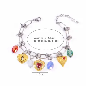 Elegante bracciale con ciondoli multielemento bicolore in acciaio con cuori in cristallo.