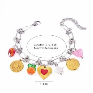 Dettaglio ravvicinato del bracciale con ciondoli bicolore in acciaio inossidabile e pendenti.