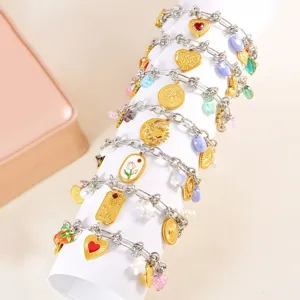 Bracciale bicolore in acciaio inossidabile con ciondoli multipli cuore, sole e luna per donna.