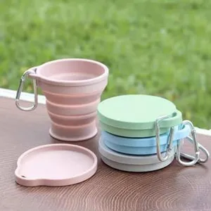 Tasse de voyage en silicone pliable portable avec couvercle mousqueton pour le camping.