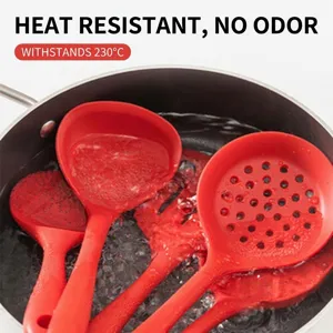 Détail d'ustensiles de cuisine en silicone, louche et cuillère résistantes à la chaleur.