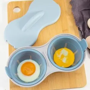 Détail cuiseur à œuf micro-ondes double, gadget de cuisine bleu et gris en scène.