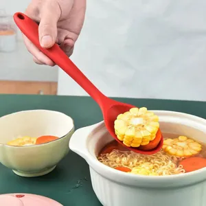 Cuillère à soupe en silicone rouge et ustensile de cuisine pour une cuisson et un service sûrs.