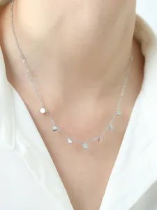 Filigrane silberne Choker-Halskette mit vielen kleinen runden Plättchenanhängern.