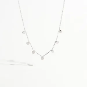 Detailansicht Silberfarbene Plättchen Halskette, minimalistischer Titanschmuck für Frauen.