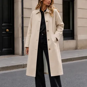 Vue de détail d'un trench-coat mi-long uni à revers et simple boutonnage pour femme.