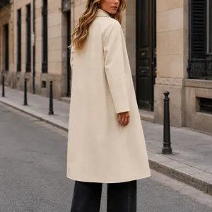 Vue de detail du trench-coat mi-long uni a revers pour femme dans un style beige elegant.