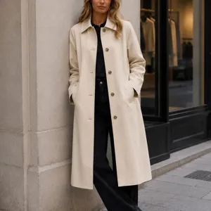 Élégant trench-coat beige pour femme avec revers classique et fermeture à boutons.