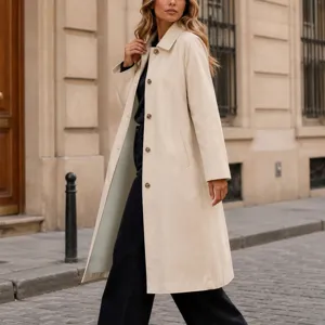 Détail du trench-coat beige élégant pour femme, avec col à revers classique et fermeture.