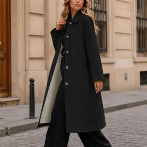 Vue de détail en extérieur d'un élégant manteau long noir à revers pour femmes.
