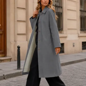 Vue détaillée de l'élégant manteau gris à revers et simple boutonnage pour femmes.