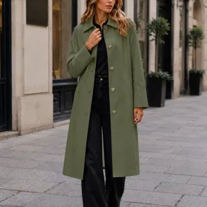 Vue détaillée en scène extérieure présentant un élégant manteau long vert olive à revers.
