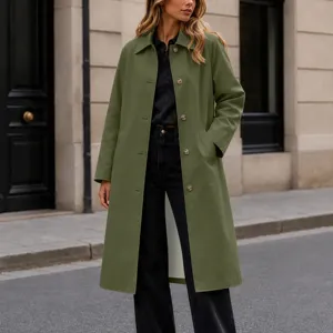 Détail trench-coat vert olive, revers classique, boutons frontaux, style fashion urbain.